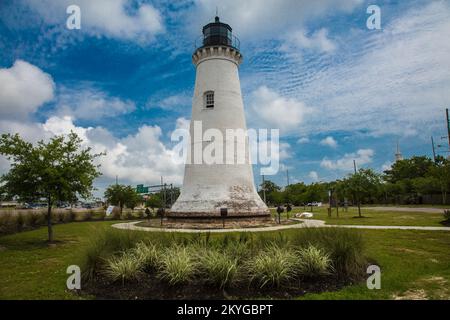 Pascagoula, MS, Aril 6, 2015 - Faro di Round Island (Lighthouse Park), Pascagoula, Mississippi. Perfezionato per la prima volta sul lato sud di Round Island al largo della costa del Golfo del Mississippi nel 1859, il faro di Round Island fu ripetutamente danneggiato e compromesso da numerose tempeste e uragani (tra cui gli uragani Georges e Katrina). Lo storico faro di Round Island è stato spostato, trasferito e restaurato attraverso il supporto del Mississippi Department of Archives and History, Community Development Block Grants, Tideland Trust Fund Grants, sponsorizzazioni locali e assistenza pubblica (PA) fornito b Foto Stock