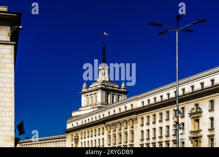 Sofia, Bulgaria - 30 ottobre, 2022: Vista del Largo e l'ex Casa del Partito nel centro di Sofia Foto Stock