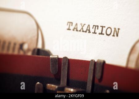 Testo fiscale scritto con una macchina da scrivere. Foto Stock