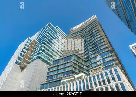 Austin, Texas- edificio residenziale di lusso e alto con balconi. Vista ad angolo basso di un grande edificio con esterno in vetro e cemento contro il b Foto Stock