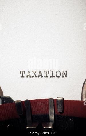 Testo fiscale scritto con una macchina da scrivere. Foto Stock