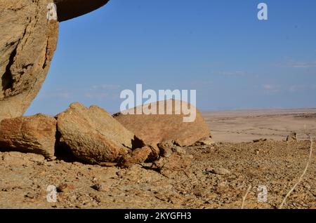 Mirabib solitario scenico Granit Rock nel deserto Panorama alba Foto Stock