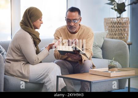 Pregate, Corano e musulmani con coppia per la religione islamica per la fede, il culto e le celebrazioni ramadan kareem. Musulmani pregano, Dio e eid mubarak con l'uomo Foto Stock