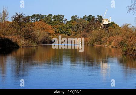 Una vista pittoresca del fiume ANT sulle Norfolk Broads in autunno da Boardman's Mill a How Hill, Ludham, Norfolk, Inghilterra, Regno Unito. Foto Stock