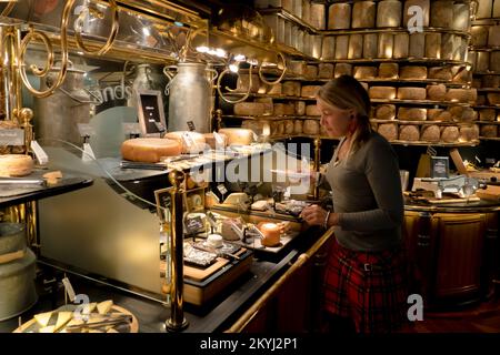 Il più grande buffet di formaggi del mondo in Francia - il più grande assortimento di formaggi a buffet enorme Foto Stock