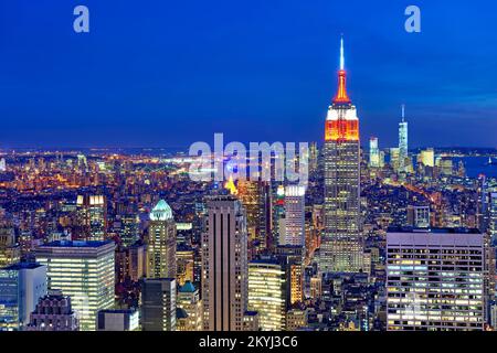 New York. Manhattan. Stati Uniti. Vista aerea. L'Empire state Building al tramonto Foto Stock