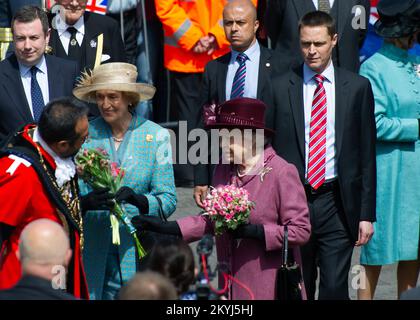 Windsor, Berkshire, Regno Unito. 30th aprile 2012. Lady Susan Hussey, sua Maestà la Signora in attesa della Regina indossa un cappotto blu mentre raccoglie i fiori donati alla Regina Elisabetta II in una passeggiata a Windsor per celebrare il Giubileo dei Diamanti di sua Maestà la Regina. Credito: Maureen McLean/Alamy Foto Stock