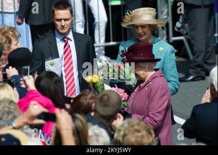 Windsor, Berkshire, Regno Unito. 30th aprile 2012. Lady Susan Hussey, sua Maestà la Signora in attesa della Regina indossa un cappotto blu mentre raccoglie i fiori donati alla Regina Elisabetta II in una passeggiata a Windsor per celebrare il Giubileo dei Diamanti di sua Maestà la Regina. Credito: Maureen McLean/Alamy Foto Stock