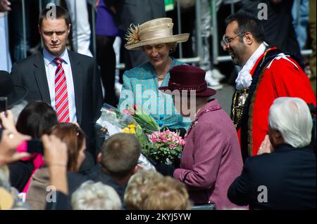 Windsor, Berkshire, Regno Unito. 30th aprile 2012. Lady Susan Hussey, sua Maestà la Signora in attesa della Regina indossa un cappotto blu mentre raccoglie i fiori donati alla Regina Elisabetta II in una passeggiata a Windsor per celebrare il Giubileo dei Diamanti di sua Maestà la Regina. Credito: Maureen McLean/Alamy Foto Stock