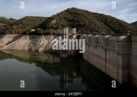 Serbatoio sau al 30% della sua capacità d'acqua. Viste della scarsità di acqua nel serbatoio Sau a Vilanova de Sau, Catalogna, Spagna, il 29 novembre 2022. © Joan Gosa 2022/Alamy Foto Stock