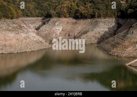 Serbatoio sau al 30% della sua capacità d'acqua. Viste della scarsità di acqua nel serbatoio Sau a Vilanova de Sau, Catalogna, Spagna, il 29 novembre 2022. © Joan Gosa 2022/Alamy Foto Stock