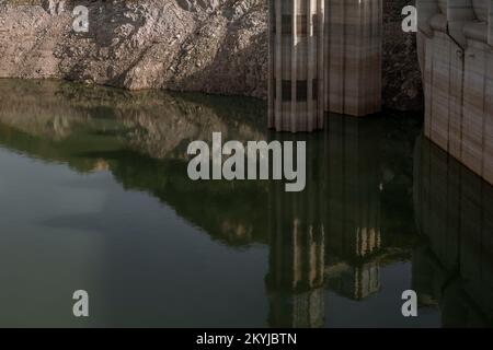 Serbatoio sau al 30% della sua capacità d'acqua. Viste della scarsità di acqua nel serbatoio Sau a Vilanova de Sau, Catalogna, Spagna, il 29 novembre 2022. © Joan Gosa 2022/Alamy Foto Stock