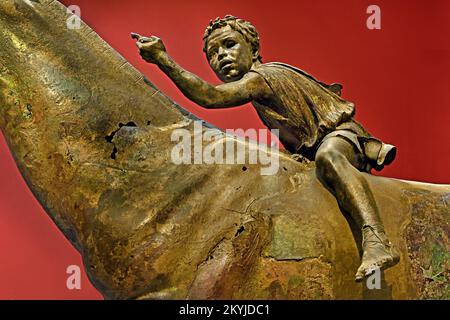 Il Jockey d'Artemision grande statua di bronzo ellenistica, ragazzo a cavallo, datata intorno al 150–140 AC, statua di bronzo dell'Antica Grecia, scultura greca di un cavallo da corsa, salvato dalla distruzione quando fu perso in un naufragio nell'antichità, scoperto nel ventesimo secolo, dedicato agli dei. Museo Archeologico Nazionale di Atene. Foto Stock