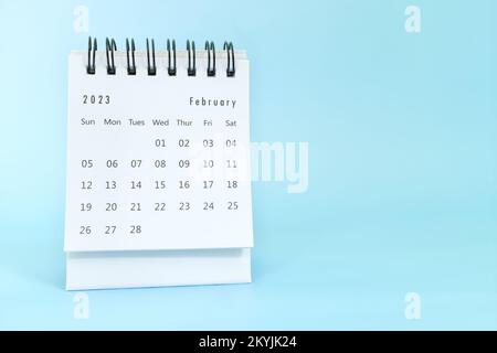 Focalizzazione selettiva del calendario da tavolo di febbraio 2023 su sfondo blu con spazio per la copia. Foto Stock