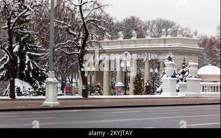 Minsk Bielorussia - 30 novembre 2022: Il famoso arco e l'ingresso principale al Parco Gorky nella città di Minsk in inverno Foto Stock