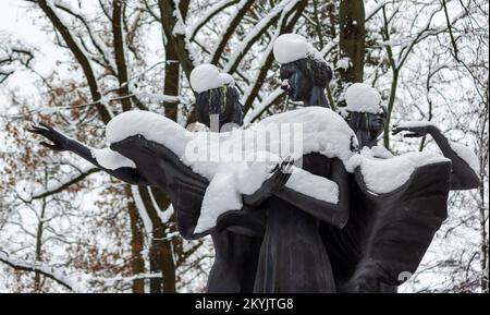 Minsk, Bielorussia - 30 novembre 2022: Balletto di scultura di Lev Gumilevsky nel parco nella neve vicino al Teatro Nazionale Accademico Bolshoi Opera e Balletto il Foto Stock