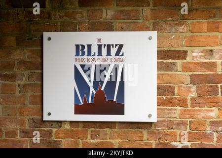 Segnaletica per il Blitz Tearoom and Jazz Lounge, Kettering, Northamptonshire, Regno Unito; un'autentica sala da tè a tema anni '1940s e locale con musica dal vivo Foto Stock