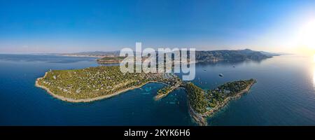 Vista panoramica aerea sulla famosa isola della costa azzurra di Cap Saint Jean Ferrat, dove si possono trovare tutte le ville più ricche di Francia Foto Stock