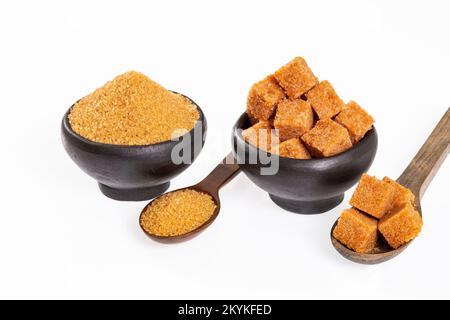 Cristalli e cubetti di zucchero di canna marrone non raffinato - Saccharum officinarum Foto Stock