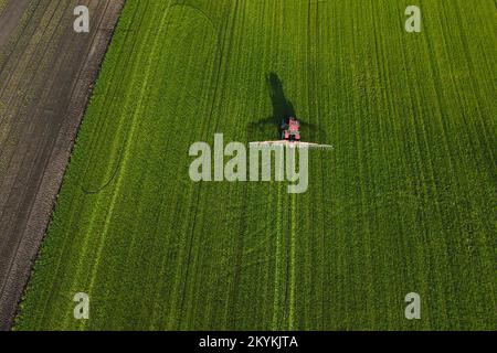 Vista aerea del trattore che attraversa i prodotti agricoli Foto Stock