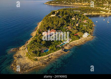 Vista panoramica aerea sulla famosa isola della costa azzurra di Cap Saint Jean Ferrat, dove si possono trovare tutte le ville più ricche di Francia Foto Stock