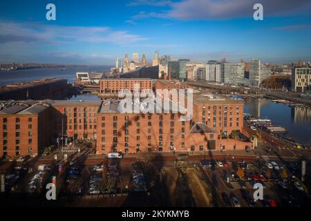 Vista aerea del Liverpool Royal Albert Dock, del sole, del cielo blu e del riflesso dell'acqua, vista dalla ruota di Liverpool Foto Stock