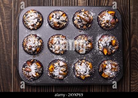 Biscotti, cupcake, caramelle, dolci e decorazioni per feste. Compleanno o festa di nozze Foto Stock