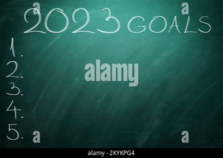 Felice anno nuovo 2023 obiettivi e aspettative, testo su lavagna nera. Chalk Board con elenco attività per il prossimo orario. Foto Stock