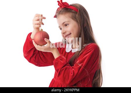 Donna sorridente con palle di Natale che brillano, ragazza che posa in abito rosso di Babbo Natale su sfondo bianco Foto Stock