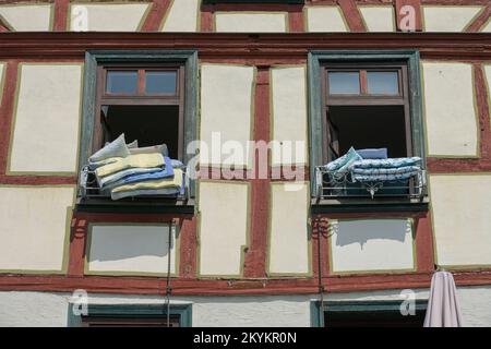 Fenster, lüften, Betten, Eltville, Hessen, Germania Foto Stock