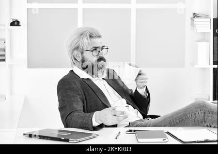 Burnout e mancanza di idee. Concetto di crisi. Imprenditore uomo riuscito formale tuta d'affari seduta ufficio interno. Lavoro in ufficio. Responsabile aziendale Foto Stock