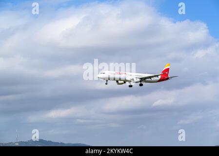 Barcellona, Spagna, 09 ottobre 2022, Airbus A321 della compagnia Iberia, atterrando all'aeroporto Josep Tarradellas di Barcellona-El Prat Foto Stock