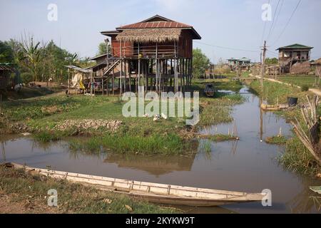 Il villaggio di Kan HLA ywa vicino alla città di Nyaung Schwe Inle Lago Myanmar Foto Stock