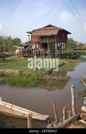 Il villaggio di Kan HLA Ywa vicino alla città di Nyaung Schwe Inle Lake Myanmar Foto Stock