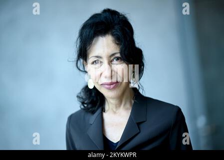 Berlino, Germania. 01st Dec, 2022. La scrittrice francese Yasmina Reza sorride a margine della cerimonia di premiazione "Prix de l'Académie de Berlin" all'Akademie der Künste. Il premio è dotato di 10.000 euro. Credit: Britten/dpa/Alamy Live News Foto Stock