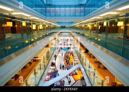 DUBAI, Emirati Arabi Uniti - 23 GIUGNO 2015: Aeroporto interno. L'Aeroporto Internazionale di Dubai e' un importante aeroporto internazionale situato a Dubai, ed e' il piu' affollato al mondo Foto Stock