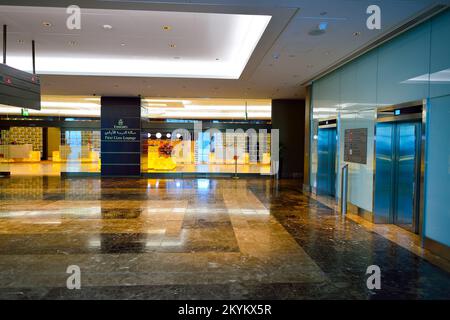 DUBAI, Emirati Arabi Uniti - 23 GIUGNO 2015: Aeroporto interno. L'Aeroporto Internazionale di Dubai e' un importante aeroporto internazionale situato a Dubai, ed e' il piu' affollato al mondo Foto Stock