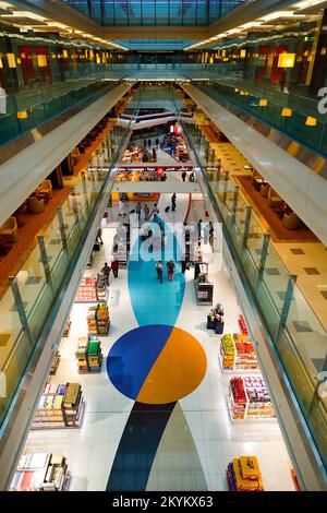 DUBAI, Emirati Arabi Uniti - 23 GIUGNO 2015: Aeroporto interno. L'Aeroporto Internazionale di Dubai e' un importante aeroporto internazionale situato a Dubai, ed e' il piu' affollato al mondo Foto Stock