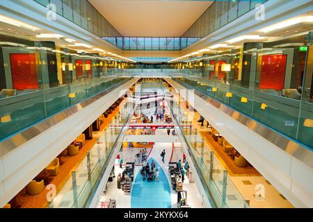 DUBAI, Emirati Arabi Uniti - 23 GIUGNO 2015: Aeroporto interno. L'Aeroporto Internazionale di Dubai e' un importante aeroporto internazionale situato a Dubai, ed e' il piu' affollato al mondo Foto Stock