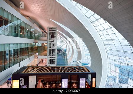 DUBAI, Emirati Arabi Uniti - 23 GIUGNO 2015: Aeroporto interno. L'Aeroporto Internazionale di Dubai e' un importante aeroporto internazionale situato a Dubai, ed e' il piu' affollato al mondo Foto Stock