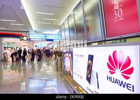 DUBAI, Emirati Arabi Uniti - 23 GIUGNO 2015: Aeroporto interno. L'Aeroporto Internazionale di Dubai e' un importante aeroporto internazionale situato a Dubai, ed e' il piu' affollato al mondo Foto Stock