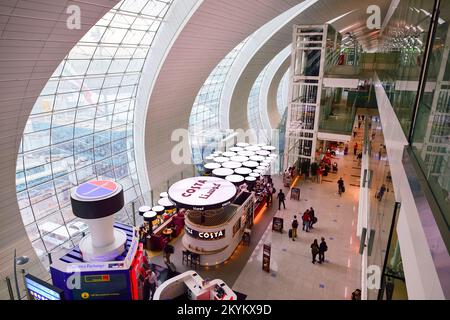 DUBAI, Emirati Arabi Uniti - 23 GIUGNO 2015: Aeroporto interno. L'Aeroporto Internazionale di Dubai e' un importante aeroporto internazionale situato a Dubai, ed e' il piu' affollato al mondo Foto Stock