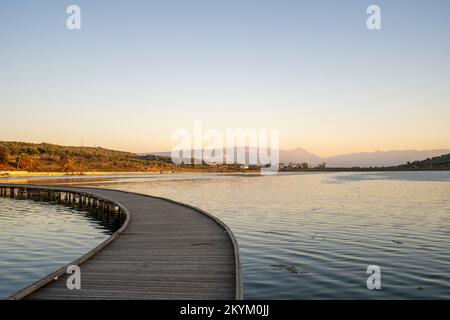 Il ponte di legno conduce all'isola di Zvernec, in Albania, vicino alla laguna di Narta Foto Stock