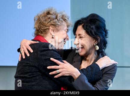 Berlino, Germania. 01st Dec, 2022. Gesine Schwan (l), presidente dell'Académie de Berlin, si congratula con la scrittrice Yasmina Reza per la cerimonia di premiazione del "Prix de l'Académie de Berlin" all'Akademie der Künste. Il premio è dotato di 10.000 euro. Credit: Britten/dpa/Alamy Live News Foto Stock