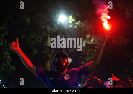 Dhaka, Bangladesh. 01st Dec, 2022. Un tifoso del Bangladesh celebra la vittoria dell'Argentina nella partita di Coppa del mondo FIFA 2022 contro la Polonia nella zona universitaria di Dhaka, Bangladesh, il 1 dicembre 2022. (Foto di Nahid Hasan/Pacific Press) Credit: Pacific Press Media Production Corp./Alamy Live News Foto Stock