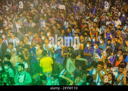 Dhaka, Bangladesh. 01st Dec, 2022. I tifosi del Bangladesh celebrano la vittoria dell'Argentina nella partita di Coppa del mondo FIFA 2022 contro la Polonia presso l'Università di Dhaka, in Bangladesh, il 1 dicembre 2022. (Foto di Nahid Hasan/Pacific Press) Credit: Pacific Press Media Production Corp./Alamy Live News Foto Stock