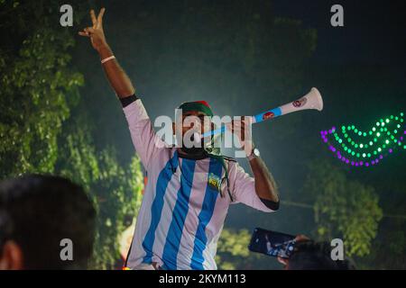 Dhaka, Bangladesh. 01st Dec, 2022. Un tifoso del Bangladesh celebra la vittoria dell'Argentina nella partita di Coppa del mondo FIFA 2022 contro la Polonia nella zona universitaria di Dhaka, Bangladesh, il 1 dicembre 2022. (Foto di Nahid Hasan/Pacific Press) Credit: Pacific Press Media Production Corp./Alamy Live News Foto Stock