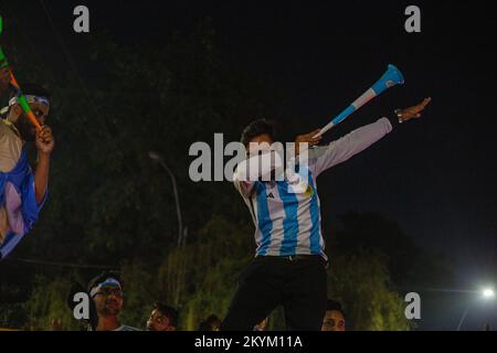 Dhaka, Bangladesh. 01st Dec, 2022. Un tifoso del Bangladesh celebra la vittoria dell'Argentina nella partita di Coppa del mondo FIFA 2022 contro la Polonia nella zona universitaria di Dhaka, Bangladesh, il 1 dicembre 2022. (Foto di Nahid Hasan/Pacific Press) Credit: Pacific Press Media Production Corp./Alamy Live News Foto Stock