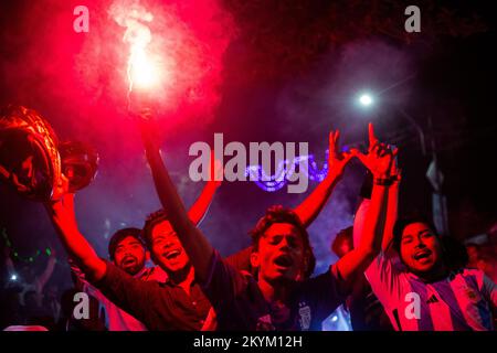 Dhaka, Bangladesh. 01st Dec, 2022. I tifosi del Bangladesh celebrano la vittoria dell'Argentina nella partita di Coppa del mondo FIFA 2022 contro la Polonia presso l'Università di Dhaka, in Bangladesh, il 1 dicembre 2022. (Foto di Nahid Hasan/Pacific Press) Credit: Pacific Press Media Production Corp./Alamy Live News Foto Stock