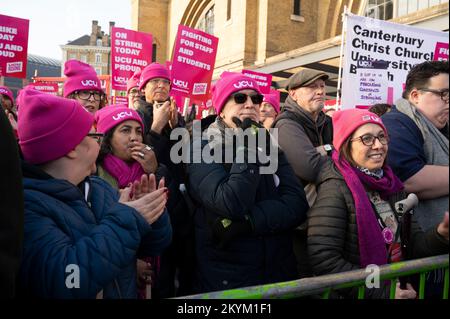 Il 30th 2022 novembre un grande raduno di notevole personale universitario e universitario ha avuto luogo di fronte alla stazione di Kings Cross chiedendo un equo salario affare e. Foto Stock